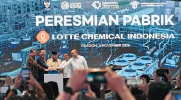 Presiden Prabowo Subianto meresmikan pabrik Lotte Chemical Indonesia (LCI) di Kota Cilegon, Provinsi Banten, Kamis (6/11/2025).
