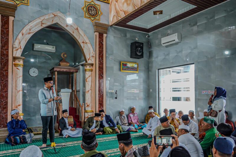 Wali Kota Medan Rico Tri Putra Bayu Waas melaksanakan Safari Jumat di Masjid Al Istiqomah, Jalan Marelan II Gang Musholla, Lingkungan 27, Kelurahan Rengas Pulau, Kecamatan Medan Marelan, Jumat (31/10).