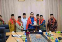 Rico Waas menerima audiensi panitia Penabalan Marga Karo di Rumah Dinas Wali Kota Medan, Senin (17/11/2025).
