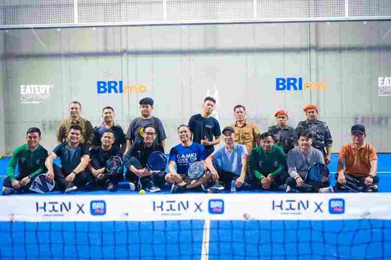 Wali Kota Medan, Rico Tri Putra Bayu Waas, menutup akhir pekan dengan berolahraga padel bersama pemuda lintas agama di Urban Ground Padel Manhattan, Jalan Gatot Subroto, Minggu (2/11/2025).