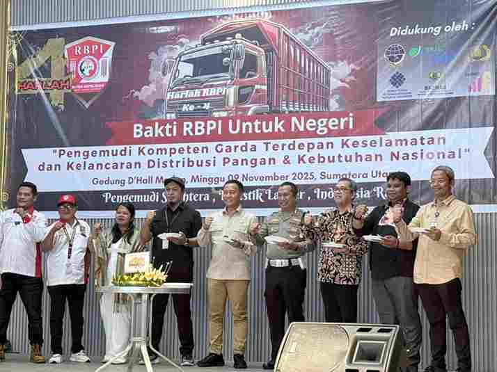 Rumah Berdaya Pengemudi Indonesia (RBPI) Sumatera Utara merayakan Hari Lahir ke-4 dengan semangat memperjuangkan kesejahteraan dan perlindungan hukum bagi pengemudi logistik dan daring. Acara berlangsung di Gedung D’Hall, Jalan Sakti Lubis No.11A, Medan Kota, Minggu (9/11/2025),