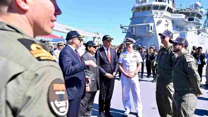 Presiden Republik Indonesia Prabowo Subianto meninjau langsung Kapal HMAS Canberra di Garden Island Naval Base, Australia, pada Rabu, 12 November 2025. 