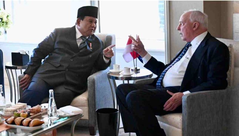 Presiden Republik Indonesia Prabowo Subianto menerima kunjungan mantan Perdana Menteri Australia Paul Keating di hotel tempatnya bermalam selama di Sydney, pada Rabu, 12 November 2025. Foto: BPMI Setpres