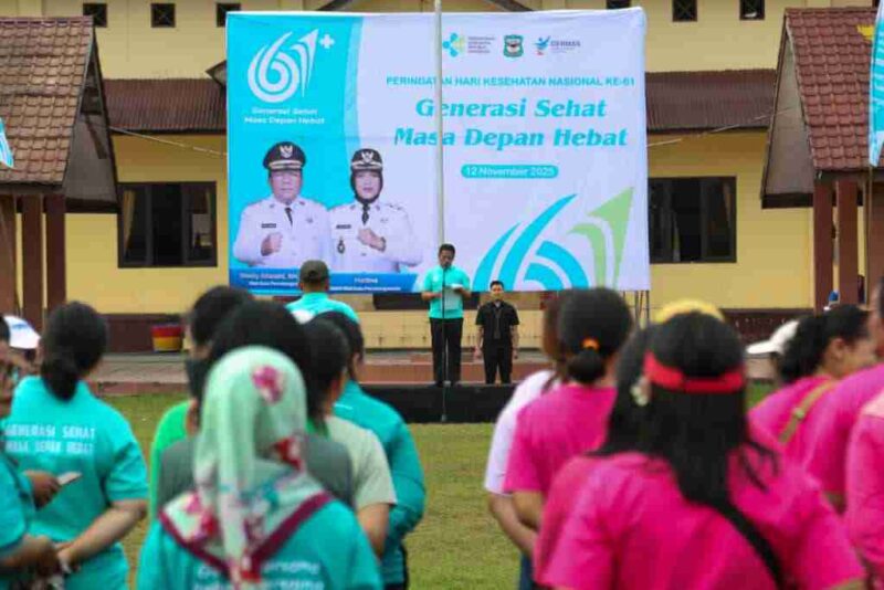 Sekretaris Daerah (Sekda)  Junaedi Antonius Sitanggang SSTP MSi menjadi pembina upacara Puncak Peringatan Hari Kesehatan Nasional (HKN) ke-61 Tahun 2025 di Lapangan Mako Brimob Kota Pematangsiantar, Jalan Ahmad Yani Kelurahan Asuhan Kecamatan Siantar Timur, Rabu (12/11/2025).