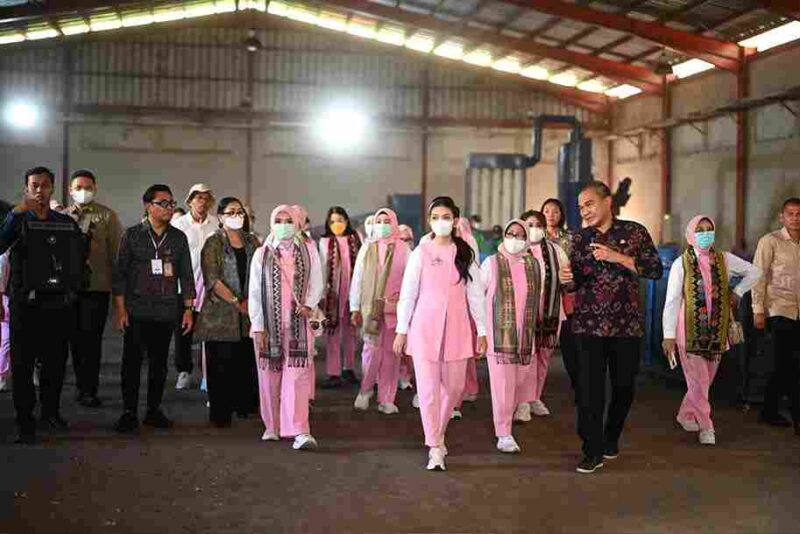 Selvi Gibran Rakabuming selaku Ketua Umum Dewan Kerajinan Nasional (Dekranas) sekaligus Pembina Solidaritas Perempuan untuk Indonesia Kabinet Merah Putih (Seruni KMP) melanjutkan kunjungan kerjanya dengan meninjau Pusat Daur Ulang (PDU) Kota Denpasar di Jalan Kebo Iwa No. 9X, Padangsambian Kaja, Jumat (7/11/2025).