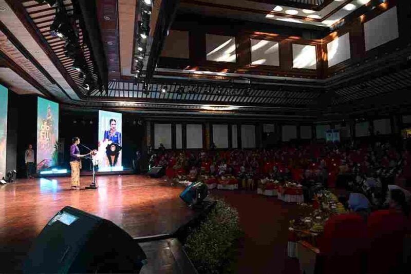 Selvi Gibran Rakabuming selaku Ketua Umum Dewan Kerajinan Nasional (Dekranas) sekaligus Pembina Solidaritas Perempuan untuk Indonesia Kabinet Merah Putih (Seruni KMP) Menutup rangkaian Dekranasda Bali Fashion Week 2025 (DBFW-1) di Gedung Ksirarnawa, Taman Budaya Art Center, Denpasar, Jumat (7/11/2025).