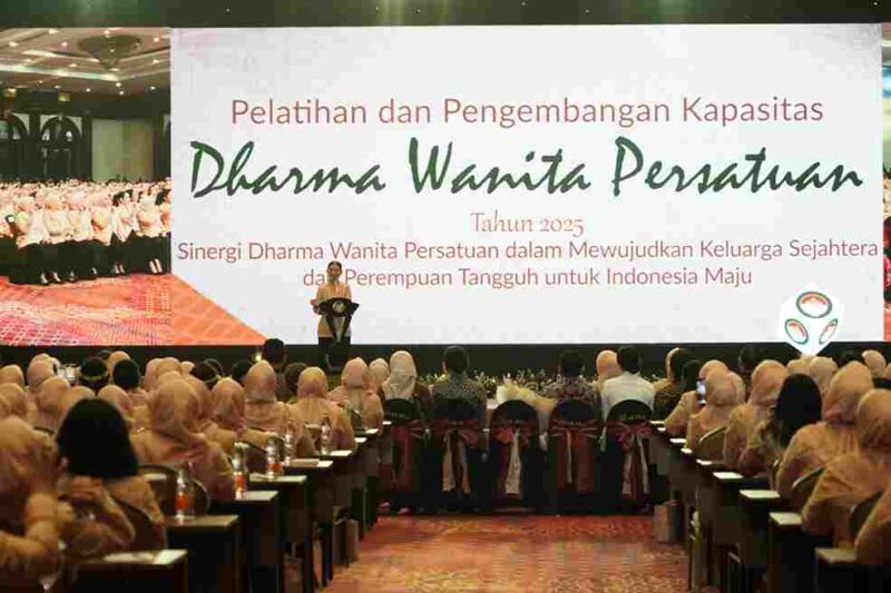 Penasihat Utama DWP, Ibu Selvi Gibran Rakabuming, saat membuka Pelatihan dan Pengembangan Kapasitas DWP Tahun 2025 di Birawa Assembly Hall, Hotel Bidakara Jakarta, Rabu (19/11/2025).