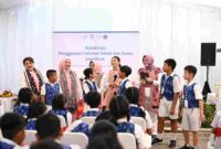 Pembina Solidaritas Perempuan untuk Indonesia Kabinet Merah Putih (Seruni KMP) Selvi Gibran Rakabuming menyosialisasikan penggunaan internet sehat dan aman kepada siswa SDN 5 Pedungan, Denpasar Selatan, Jumat (7/11/2025).