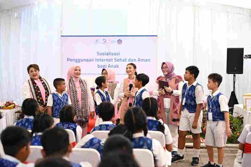 Pembina Solidaritas Perempuan untuk Indonesia Kabinet Merah Putih (Seruni KMP) Selvi Gibran Rakabuming menyosialisasikan penggunaan internet sehat dan aman kepada siswa SDN 5 Pedungan, Denpasar Selatan, Jumat (7/11/2025).