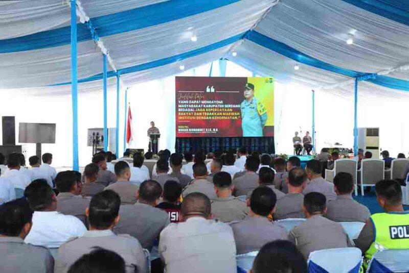 Kapolda Sumatera Utara Irjen Pol Whisnu Hermawan Februanto, S.I.K., M.H., memberikan arahan strategis kepada seluruh personel Polres Serdang Bedagai dalam kegiatan pembinaan yang berlangsung di Mapolres Sergai, Kamis (13/11/2025).