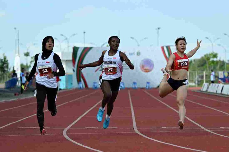 Pelari puteri Indonesia Shava S Warangga (kiri) berhasil mencapai finish dengan catatan watu 11.74 mendahului pelari Vietnam (kiri) Nguyen Thi Thu dengan catatan Waktu 11.96, dan pelari Indonesia Danselina Tauruy (tengah) meraih peringkat ketiga dengan catatan Waktu 11.98 pada final sprint 100 meter U-18 puteri event kejuaraan Atletik Asia Tenggara U-18 & U-20 di Stadion Madya Atletik Kawasan Sport Centre Sumut, Kabupaten Deliserdang, Provinsi Sumatera Utara, Minggu (16/11/2025).
