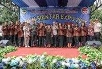 Wali Kota Pematangsiantar Wesly Silalahi SH MKn membuka secara resmi UMKM Siantar Expo 2025, di Lapangan Parkir Pariwisata, Jalan Merdeka Pematangsiantar, Rabu (12/11/2025) pagi. 