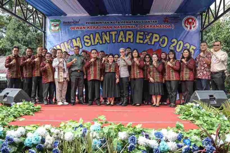 Wali Kota Pematangsiantar Wesly Silalahi SH MKn membuka secara resmi UMKM Siantar Expo 2025, di Lapangan Parkir Pariwisata, Jalan Merdeka Pematangsiantar, Rabu (12/11/2025) pagi. 
