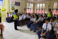 Satuan Lalu Lintas Polres Sibolga melalui program “Police Goes to School” melaksanakan pembinaan dan penyuluhan di SMP Negeri 2 Sibolga pada Senin, 24 November 2025, pukul 07.00 WIB.