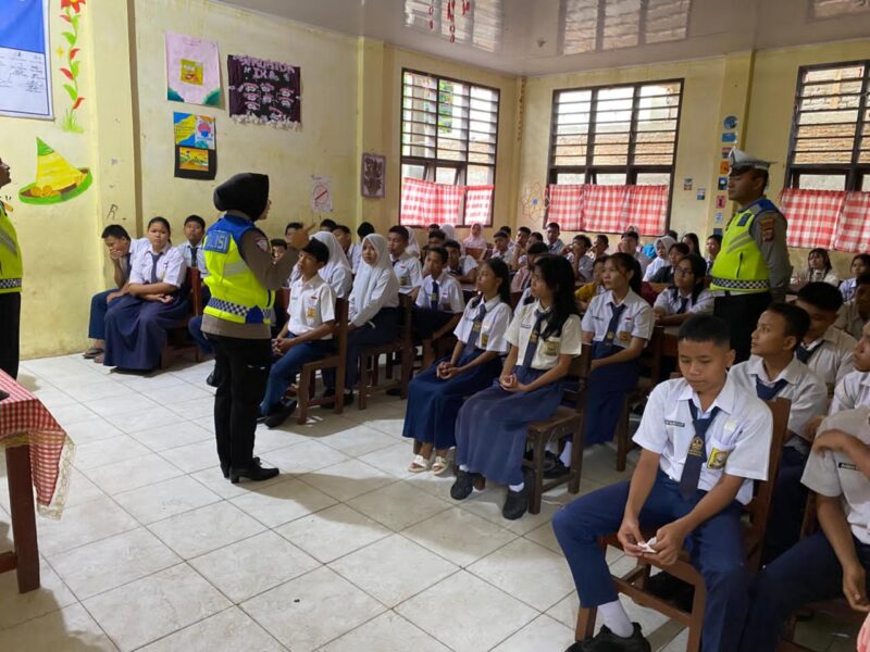 Satuan Lalu Lintas Polres Sibolga melalui program “Police Goes to School” melaksanakan pembinaan dan penyuluhan di SMP Negeri 2 Sibolga pada Senin, 24 November 2025, pukul 07.00 WIB.