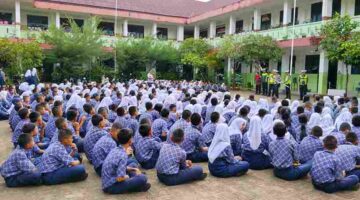 Polda Sumut melalui Satuan Lalu Lintas (Sat Lantas) Polres Sibolga melaksanakan kegiatan Bimbingan dan Penyuluhan (Binluh) bertajuk “Police Goes To School” di SMP Negeri 3 Sibolga, Kamis (6/11/2025) pukul 07.00 WIB hingga selesai.