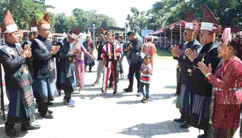 masyarakat keturunan marga Damanik yang tumpah ruah dalam acara 