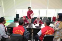 Kedua tersangka saat diserahkan ke Kejari OKI oleh Keejati Sumsel..
