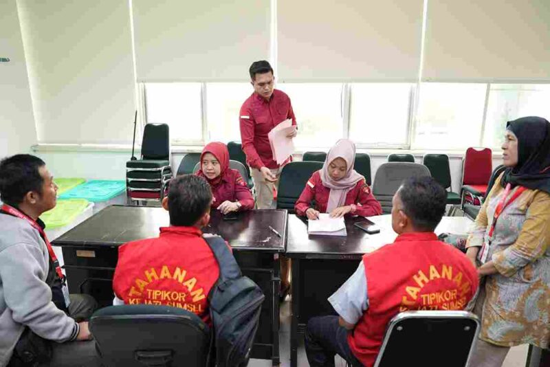 Kedua tersangka saat diserahkan ke Kejari OKI oleh Keejati Sumsel..