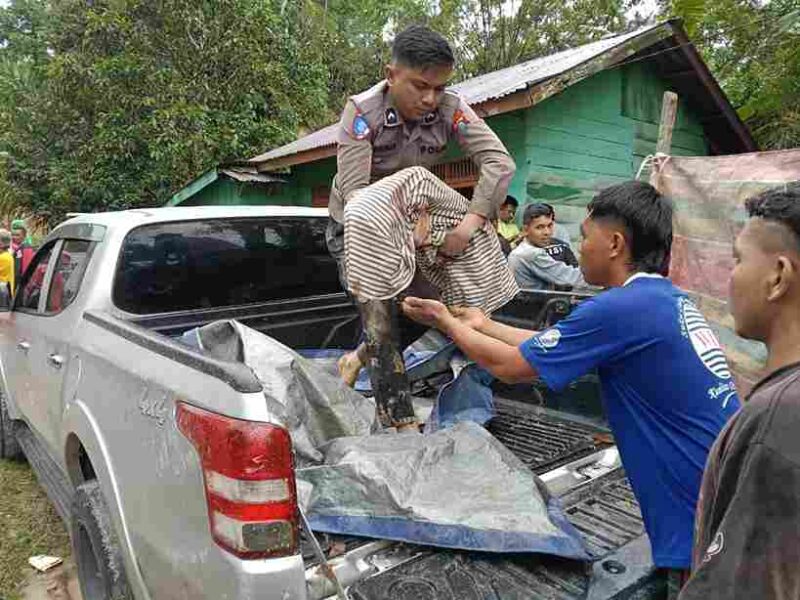 Saat salah seorang Personil Polisi melakukan evakuasi korban. 