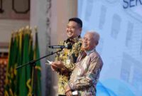 Gubernur Sumatera Utara (Sumut) Bobby Nasution didampingi Ketua TP PKK Kahiyang Ayu, bersama Wakil Gubernur Sumut Surya didampingi Staf Ahli I TP PKK Titiek Sugiharti memberikan sambutan sekaligus cendera mata kepada Sekretaris Daerah Provinsi Sumut Togap Simangunsong didampingi Ketua Dharma Wanita Persatuan Sumut Dita Togap Simangunsong yang memasuki masa purna tugas masa bakti Juli - Oktober 2025 di Aula Raja Inal Siregar Lantai 2 Kantor Gubernur Sumut Jalan Diponegoro Kota Medan, Jumat (31/10/2025).