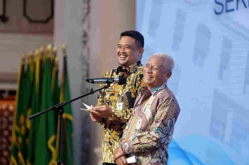 Gubernur Sumatera Utara (Sumut) Bobby Nasution didampingi Ketua TP PKK Kahiyang Ayu, bersama Wakil Gubernur Sumut Surya didampingi Staf Ahli I TP PKK Titiek Sugiharti memberikan sambutan sekaligus cendera mata kepada Sekretaris Daerah Provinsi Sumut Togap Simangunsong didampingi Ketua Dharma Wanita Persatuan Sumut Dita Togap Simangunsong yang memasuki masa purna tugas masa bakti Juli - Oktober 2025 di Aula Raja Inal Siregar Lantai 2 Kantor Gubernur Sumut Jalan Diponegoro Kota Medan, Jumat (31/10/2025).