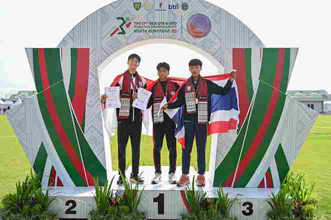 Para Peraih Medali Nomor Pertandingan Lompat Jangkit U18 Putra Kejuaraan Atletik Asia Tenggara U18 & U20 2025 di Stadion Madya Atletik, Sumut Sport Centre, Deliserdang, Senin (17/11/2025). Foto dari kiri ke kanan ; Rei Tan / Singapura (Perak) ; Nixon Simangu / Indonesia (Emas) ; Suphakat Thanaphat / Thailand (Perunggu). 