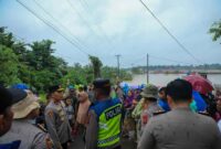 Wakapolda Sumatera Utara, Brigjen Pol Rony Samtana, S.I.K., M.T.C.P., turun langsung meninjau lokasi banjir di Perumahan Puri Indah, Marindal, pada Kamis (27/11) sekitar pukul 16.30 WIB.