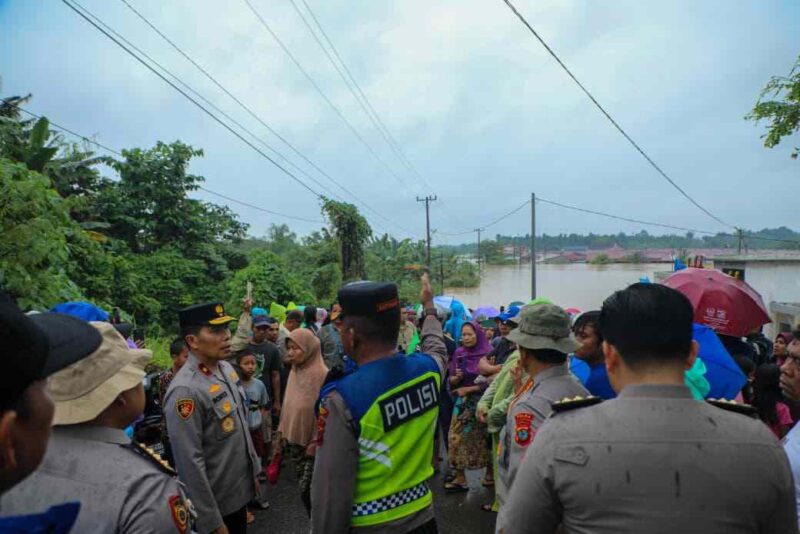 Wakapolda Sumatera Utara, Brigjen Pol Rony Samtana, S.I.K., M.T.C.P., turun langsung meninjau lokasi banjir di Perumahan Puri Indah, Marindal, pada Kamis (27/11) sekitar pukul 16.30 WIB.
