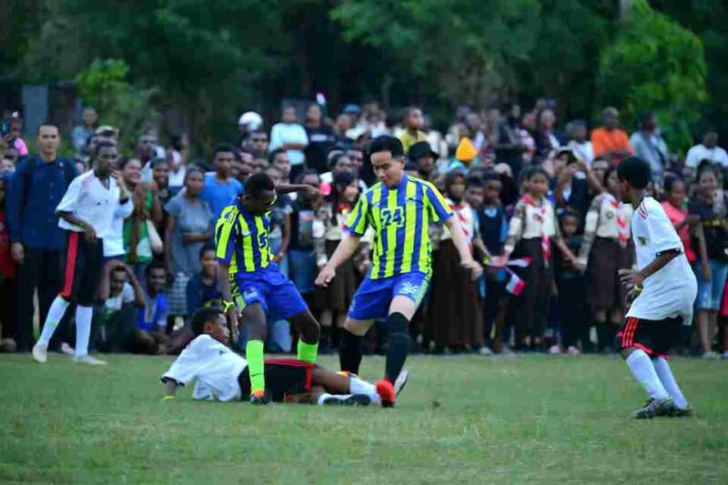 Wakil Presiden Gibran Rakabuming Raka menghabiskan sore harinya dengan berolahraga bersama anak-anak Sekolah Sepak Bola (SSB) Papua Barat dan perwakilan awak media. Pertandingan persahabatan itu berlangsung di Lapangan Biryosi, Manokwari, Senin (4/11/2025).