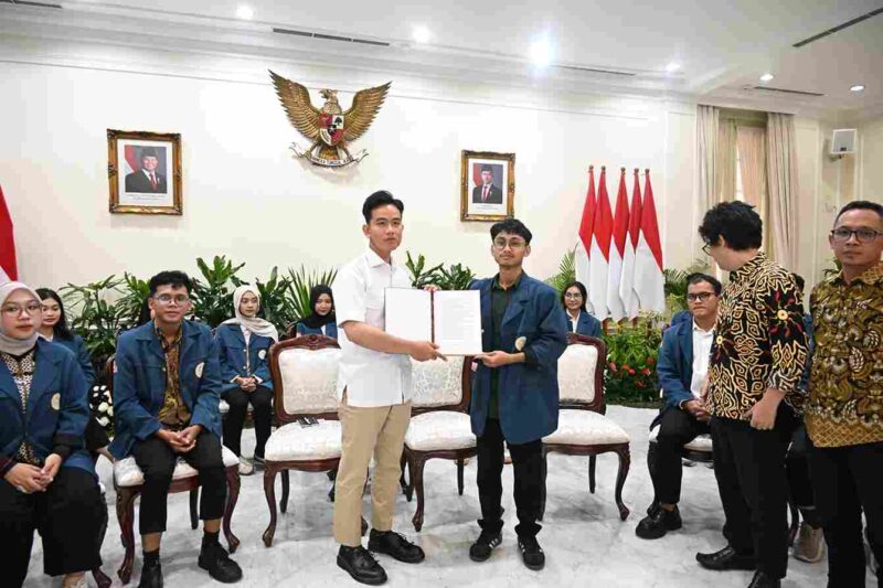 Wakil Presiden (Wapres) Gibran menerima langsung Asta Tuntutan Mahasiswa Universitas Airlangga (Unair) November 2025 di Istana Wapres, Jakarta Pusat, Kamis (6/11/2025).
