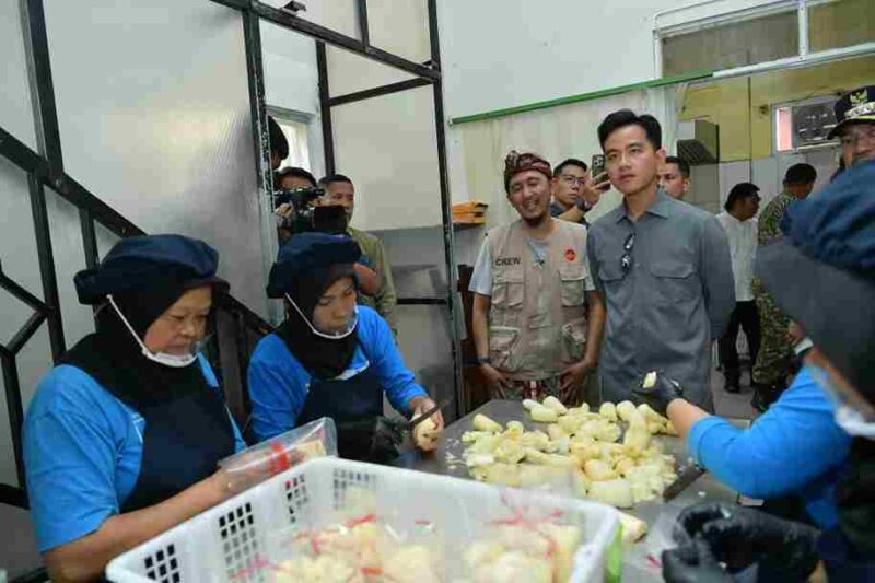 Gibran Rakabuming mengunjungi Kampung Singkong, sentra inovasi dan pemberdayaan ekonomi masyarakat berbasis olahan singkong, di Kelurahan Ledok, Kecamatan Argomulyo, Kota Salatiga, Jumat (7/11/2025).
