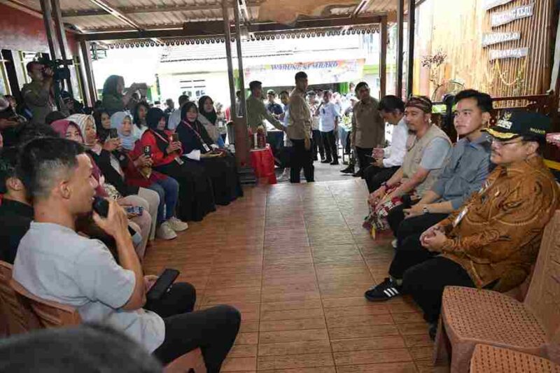 Wakil Presiden (Wapres) Gibran Rakabuming melanjutkan kunjungannya ke DTECH Engineering (Arumi Motoparts) dan Akademi Inovasi Indonesia (AII) di Krajan Dua, Desa Bener, Kecamatan Tengaran, Kabupaten Semarang, Jawa Tengah, Jumat (7/11/2025).