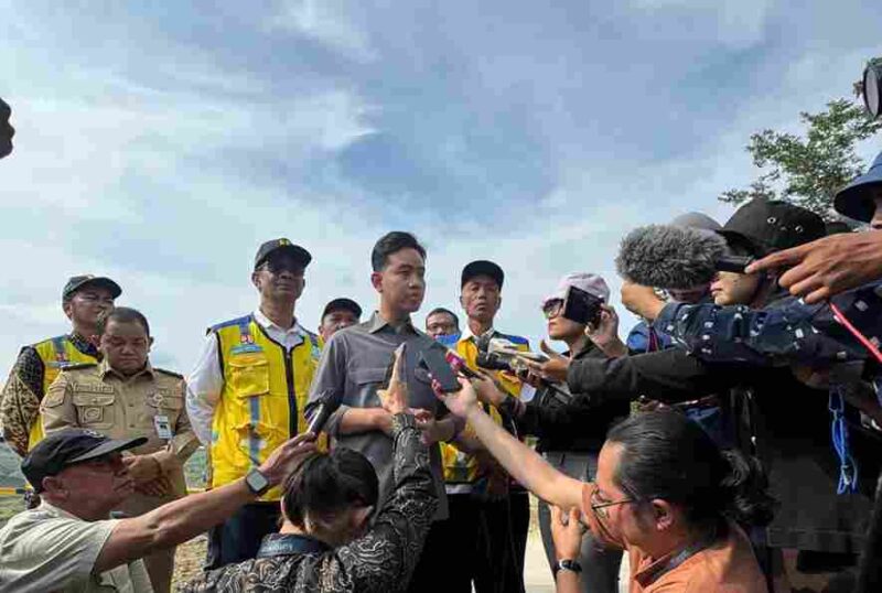 Wakil Presiden (Wapres) Gibran Rakabuming Raka usai meninjau Bendungan Jragung di Candirejo, Kabupaten Semarang, Jawa Tengah, Jumat (7/11/2025).