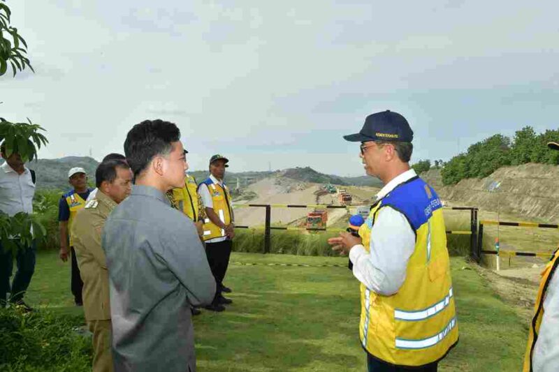 Wakil Presiden (Wapres) Gibran Rakabuming Raka meninjau pembangunan Bendungan Jragung di Candirejo, Kabupaten Semarang, Jumat (7/11/2025).