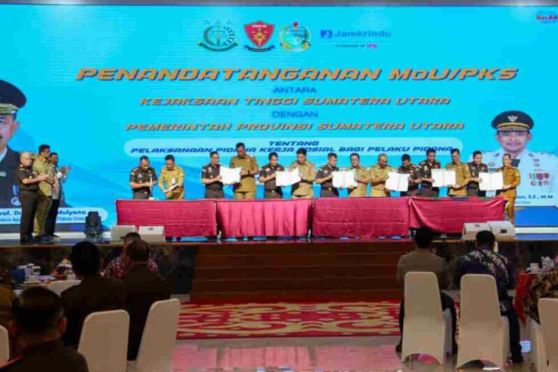 Wali Kota Pematangsiantar, Wesly Silalahi SH MKn, bersama kepala daerah se-Sumatera Utara menghadiri penandatanganan Memorandum of Understanding (MoU) dan Perjanjian Kerja Sama antara Kejaksaan Tinggi Sumatera Utara dengan gubernur, bupati, dan wali kota bersama Kejaksaan Negeri di seluruh kabupaten/kota. Acara berlangsung di Aula Raja Inal Siregar, Kantor Gubernur Sumut, Selasa (18/11/2025)