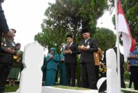 Wakil Gubernur (Wagub) Sumatera Utara (Sumut) Surya saat menjadi inspektur upacara Peringatan Hari Pahlawan 10 November 2025 di Taman Makam Pahlawan Bukit Barisan, Jalan Sisingamangaraja, Medan, pada Senin (10/11/2025).