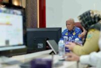 Wakil Gubernur Sumatera Utara (Sumut) Surya mengikuti Rapat Koordinasi Pengendalian Inflasi Tahun 2025 dengan Kementerian Dalam Negeri secara daring melalui aplikasi zoom meeting di Ruang Sumut Smart Province Lantai 6 Kantor Gubernur Sumut Jalan Diponegoro Kota Medan, Senin (17/11/2025). 