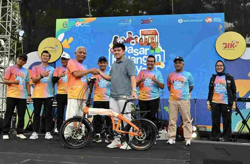 Wakil Gubernur Sumatera Utara (Sumut) Surya menghadiri dan melepas Fun Walk dalam rangka Puncak Peringatan Bulan Inklusi Keuangan (BIK) Tahun 2025 Provinsi Sumatera Utara di Halaman Parkir PT Bank Sumut Jalan Imam Bonjol Nomor 18 Medan, Minggu (23/11/2025).