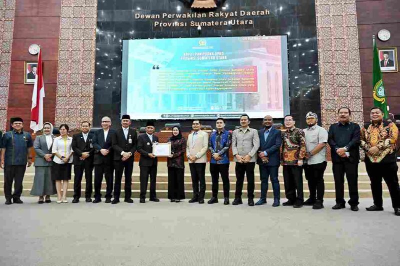 Wakil Gubernur (Wagub) Sumatera Utara (Sumut) Surya menyampaikan Rancangan Peraturan Daerah (Ranperda) mengenai penambahan penyertaan modal Pemerintah Provinsi Sumut ke dalam PT Bank Pembangunan Daerah Sumatera Utara (Bank Sumut). di Gedung Sidang Paripurna DPRD Sumut, Jalan Imam Bonjol Medan, Jumat (14/11/2025).