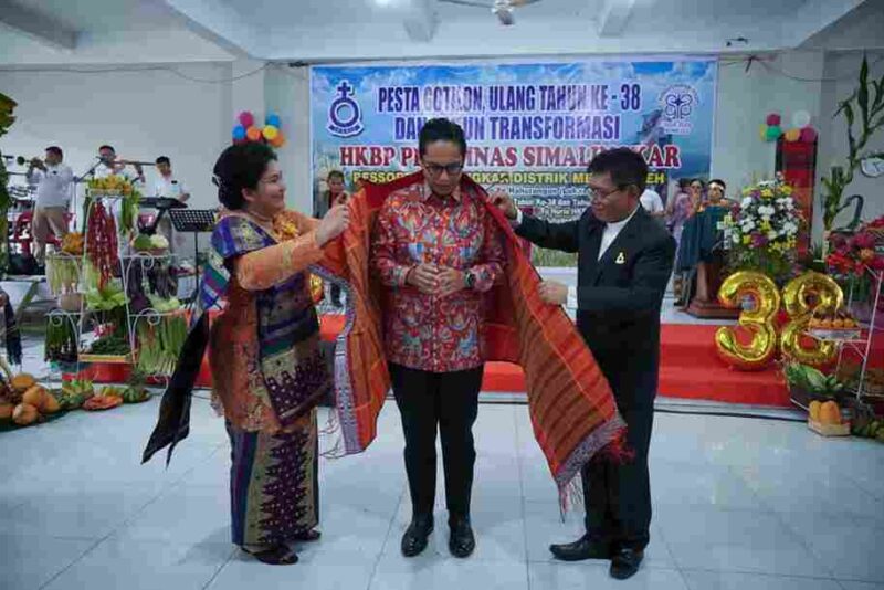 Wali Kota Medan Rico Tri Putra Bayu Waas menerima penyematan ulos dari Jemaat HKBP Perumnas Simalingkar Resort Simalingkar Distrik X Medan–Aceh. Penyematan dilakukan oleh Pendeta Darwin Sihombing dalam acara Pesta Gotilon, Ulang Tahun ke-38, dan Tahun Transformasi HKBP 2024–2028 di Jalan Bawang VIII, Kecamatan Medan Tuntungan, Minggu (2/11/2025).