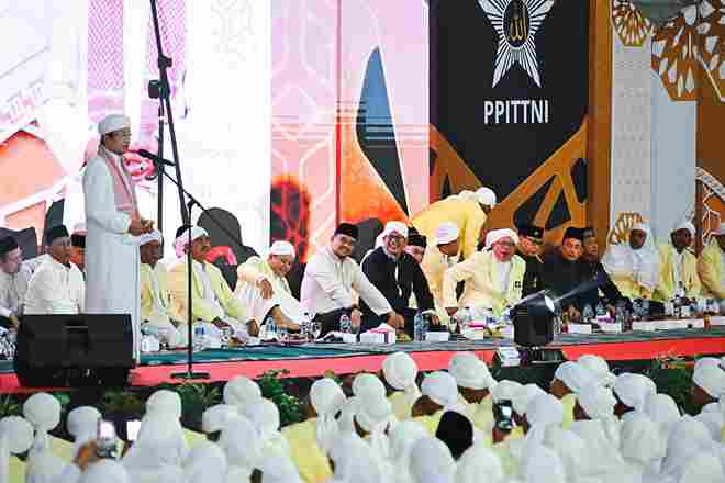 Zikir Akbar Nasional Perkumpulan Pengajian Ilmu Tasawuf Thoriqoh Naqsyabandiyah Indonesia (PPITTNI) di Gedung Serbaguna Pemprov Sumut, Jalan Williem Iskandar/Pancing, Deliserdang, Minggu (23/12/2025).