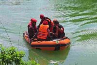 latihan Search and Rescue (SAR) terbatas di danau buatan Pusat Pemerintahan Kabupaten Aceh Timur, Sabtu pagi (1/11/2025). Kegiatan ini dipimpin langsung oleh Kasat Samapta Polres Aceh Timur, AKP Muklis, S.E.