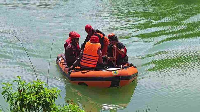 latihan Search and Rescue (SAR) terbatas di danau buatan Pusat Pemerintahan Kabupaten Aceh Timur, Sabtu pagi (1/11/2025). Kegiatan ini dipimpin langsung oleh Kasat Samapta Polres Aceh Timur, AKP Muklis, S.E.
