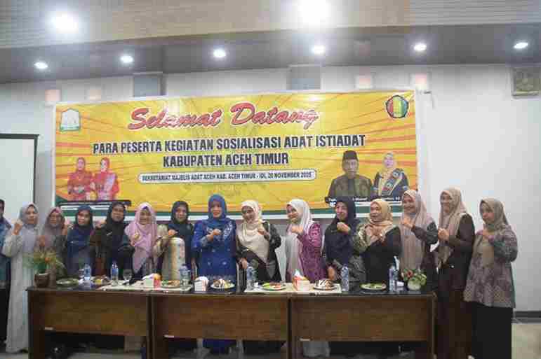 Ketua TP PKK Aceh Timur, Ny. Lismawani Al-Farlaky, S.Pd., M.Ag., membuka kegiatan Sosialisasi Adat Istiadat yang digelar Majelis Adat Aceh (MAA) Aceh Timur di Aula Dinas Dayah, Kamis, 20 November 2025.