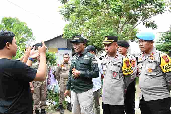 Personel Polres Aceh Timur, Polda Aceh, melakukan pengawalan penertiban dan optimalisasi aset tanah milik PT Kereta Api Indonesia (KAI) Persero di Dusun Calok Geulima, Gampong Jawa, Kecamatan Idi Rayeuk, pada Kamis, (20/11/2025).