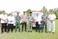 Bupati Aceh Timur Iskandar Usman Al-Farlaky, S.H.I., M.Si., menyerahkan penghargaan kepada 15 Aparatur Sipil Negara (ASN) tenaga kesehatan yang dinilai berprestasi dan berdedikasi tinggi di lingkungan Pemerintah Kabupaten Aceh Timur.