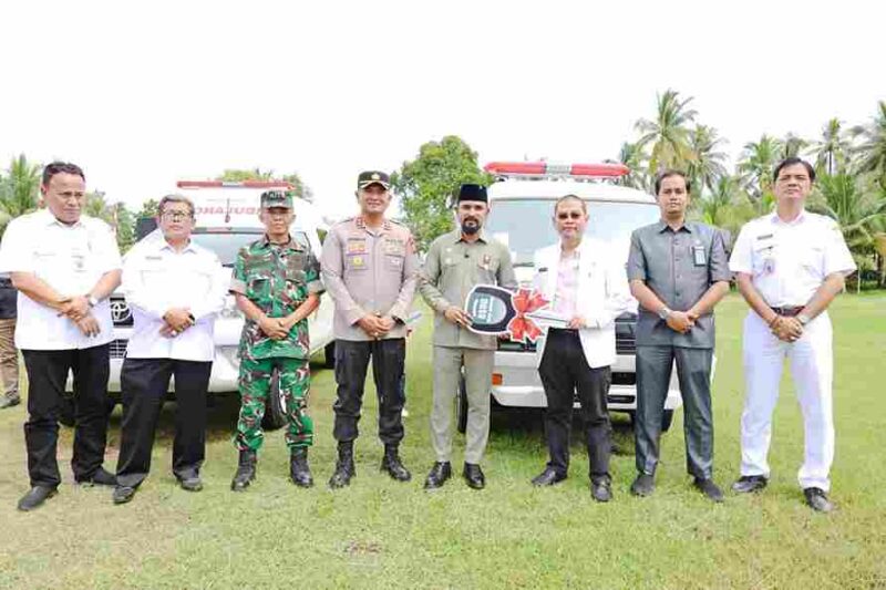 Bupati Aceh Timur Iskandar Usman Al-Farlaky, S.H.I., M.Si., menyerahkan penghargaan kepada 15 Aparatur Sipil Negara (ASN) tenaga kesehatan yang dinilai berprestasi dan berdedikasi tinggi di lingkungan Pemerintah Kabupaten Aceh Timur.