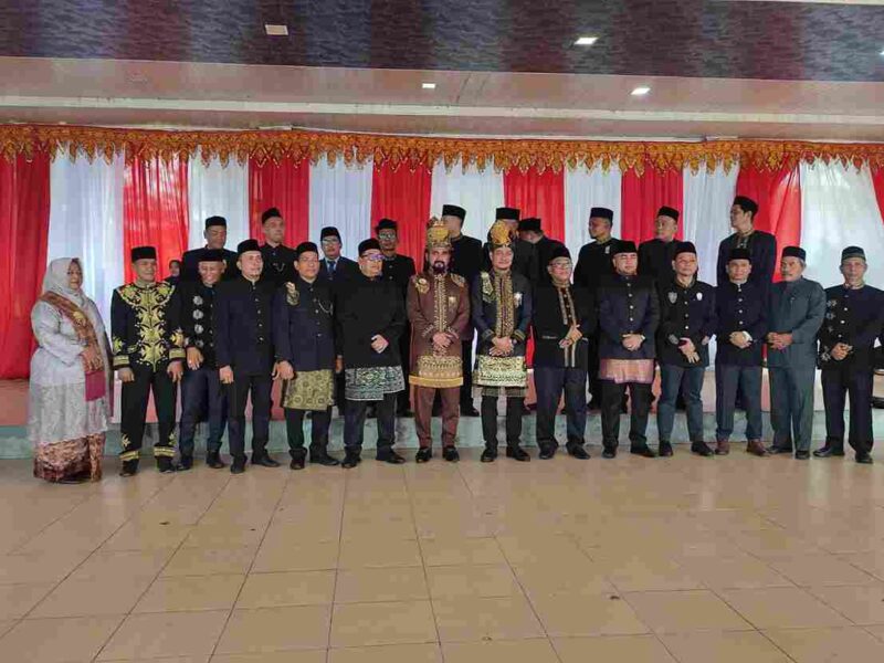 Pemerintah Kabupaten Aceh Timur tetap melaksanakan Upacara Peringatan Hari Jadi Kabupaten Aceh Timur ke-69 dan HUT Korpri ke-54 meski hujan deras mengguyur Lapangan Pusat Pemerintahan Aceh Timur, Desa Titi Baro, Idi Rayeuk, Senin (24/11/2025).