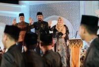 Bupati Aceh Timur, Iskandar Usman Al-Farlaky, S.H.I., M.Si., bersama Ketua TP-PKK Ny. Lismawani Al-Farlaky, S.Pd., M.Ag., menghadiri pembukaan Musabaqah Tilawatil Qur’an (MTQ) ke-XXXVII Tingkat Provinsi Aceh di arena utama Kabupaten Pidie Jaya, Sabtu malam, 1 November 2025.